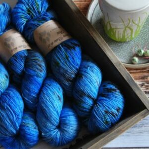 une-louve-dans-les-bois-1-merino-artisanal-teinte-main-single-cenotes une-louve-dans-les-bois-1-merino-artisanal-teinte-main-single-cenotes