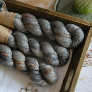 une-louve-dans-les-bois-1-merino-artisanal-teinte-main-single-epaves-en-mer-d-iroise une-louve-dans-les-bois-1-merino-artisanal-teinte-main-single-epaves-en-mer-d-iroise