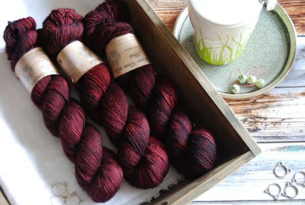 une-louve-dans-les-bois-1-merino-artisanal-teinte-main-single-erable-en-automne