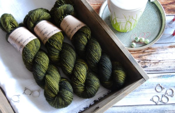 une-louve-dans-les-bois-1-merino-artisanal-teinte-main-single-foret-noire