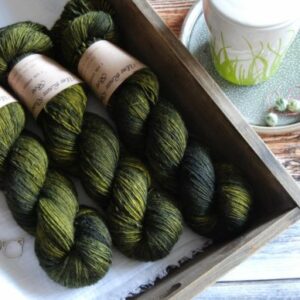 une-louve-dans-les-bois-1-merino-artisanal-teinte-main-single-foret-noire une-louve-dans-les-bois-1-merino-artisanal-teinte-main-single-foret-noire
