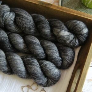 une-louve-dans-les-bois-1-merino-artisanal-teinte-main-single-graphite une-louve-dans-les-bois-1-merino-artisanal-teinte-main-single-graphite
