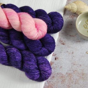 une-louve-dans-les-bois-1-merino-artisanal-teinte-main-single-jolies-fleurs-V-1001-nuits