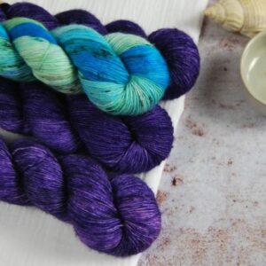 une-louve-dans-les-bois-1-merino-artisanal-teinte-main-single-jolies-fleurs-V-aux-caraïbes une-louve-dans-les-bois-1-merino-artisanal-teinte-main-single-jolies-fleurs-V-aux-caraïbes