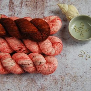 une-louve-dans-les-bois-1-merino-artisanal-teinte-main-single-jolies-fleurs-V-caliente