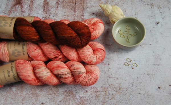 une-louve-dans-les-bois-1-merino-artisanal-teinte-main-single-jolies-fleurs-V-caliente