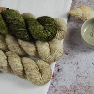 une-louve-dans-les-bois-1-merino-artisanal-teinte-main-single-jolies-fleurs-V-en-terres-d-irlande