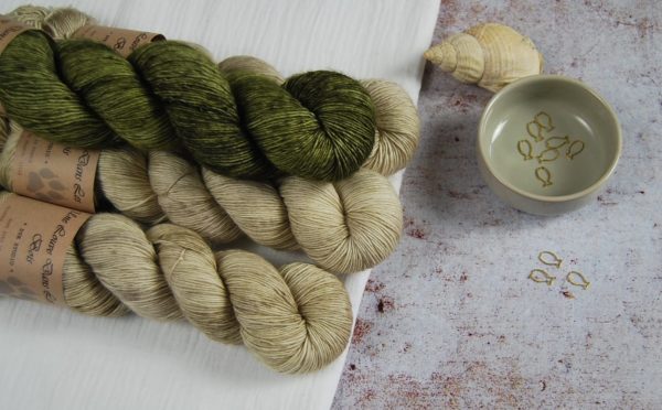 une-louve-dans-les-bois-1-merino-artisanal-teinte-main-single-jolies-fleurs-V-en-terres-d-irlande