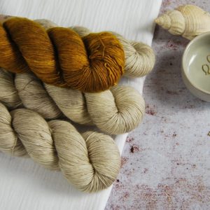 une-louve-dans-les-bois-1-merino-artisanal-teinte-main-single-jolies-fleurs-V-latte