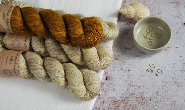 une-louve-dans-les-bois-1-merino-artisanal-teinte-main-single-jolies-fleurs-V-latte