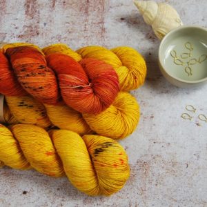 une-louve-dans-les-bois-1-merino-artisanal-teinte-main-single-jolies-fleurs-V-les-tournesols