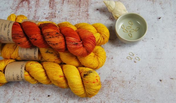 une-louve-dans-les-bois-1-merino-artisanal-teinte-main-single-jolies-fleurs-V-les-tournesols