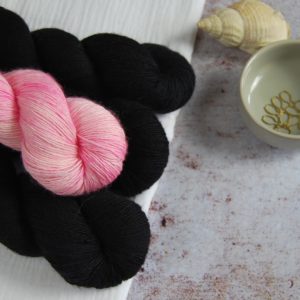 une-louve-dans-les-bois-1-merino-artisanal-teinte-main-single-jolies-fleurs-V-little-lady