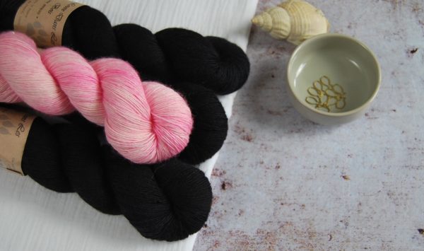 une-louve-dans-les-bois-1-merino-artisanal-teinte-main-single-jolies-fleurs-V-little-lady