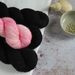 une-louve-dans-les-bois-1-merino-artisanal-teinte-main-single-jolies-fleurs-V-little-lady une-louve-dans-les-bois-1-merino-artisanal-teinte-main-single-jolies-fleurs-V-little-lady