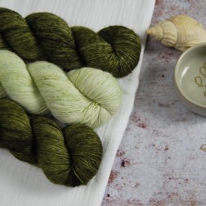 une-louve-dans-les-bois-1-merino-artisanal-teinte-main-single-jolies-fleurs-V-minty