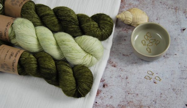 une-louve-dans-les-bois-1-merino-artisanal-teinte-main-single-jolies-fleurs-V-minty