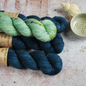 une-louve-dans-les-bois-1-merino-artisanal-teinte-main-single-jolies-fleurs-V-sirènes