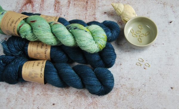 une-louve-dans-les-bois-1-merino-artisanal-teinte-main-single-jolies-fleurs-V-sirènes