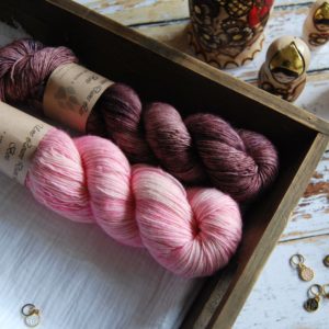 une-louve-dans-les-bois-1-merino-artisanal-teinte-main-single-jolies-fleurs-blueberry-sorbet-little-lady