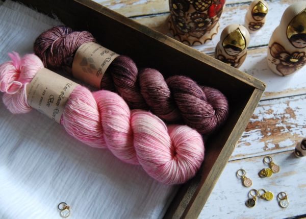 une-louve-dans-les-bois-1-merino-artisanal-teinte-main-single-jolies-fleurs-blueberry-sorbet-little-lady