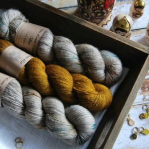 une-louve-dans-les-bois-1-merino-artisanal-teinte-main-single-jolies-fleurs-en-amoureux-sur-la-plage-ruee-vers-l-or une-louve-dans-les-bois-1-merino-artisanal-teinte-main-single-jolies-fleurs-en-amoureux-sur-la-plage-ruee-vers-l-or