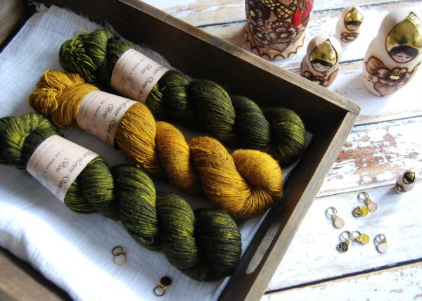 une-louve-dans-les-bois-1-merino-artisanal-teinte-main-single-jolies-fleurs-foret-noire-ruee-vers-l-or