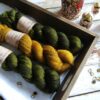 une-louve-dans-les-bois-1-merino-artisanal-teinte-main-single-jolies-fleurs-foret-noire-ruee-vers-l-or une-louve-dans-les-bois-1-merino-artisanal-teinte-main-single-jolies-fleurs-foret-noire-ruee-vers-l-or
