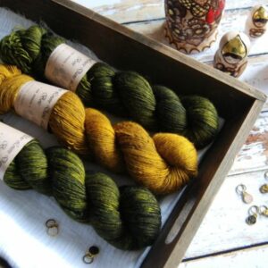 une-louve-dans-les-bois-1-merino-artisanal-teinte-main-single-jolies-fleurs-foret-noire-ruee-vers-l-or une-louve-dans-les-bois-1-merino-artisanal-teinte-main-single-jolies-fleurs-foret-noire-ruee-vers-l-or