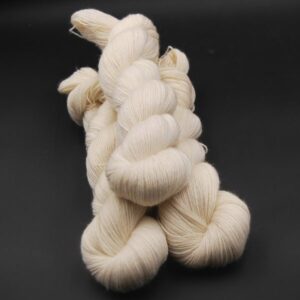 une-louve-dans-les-bois-1-merino-artisanal-teinte-main-single-mer-d-amundsen une-louve-dans-les-bois-1-merino-artisanal-teinte-main-single-mer-d-amundsen