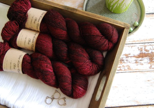 une-louve-dans-les-bois-1-merino-artisanal-teinte-main-single-petite-griotte