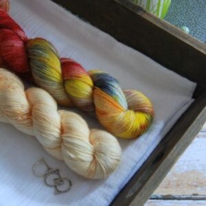 une-louve-dans-les-bois-1-merino-artisanal-teinte-main-single-soleil-de-minuit-soleil-couchant-sur-le-ville une-louve-dans-les-bois-1-merino-artisanal-teinte-main-single-soleil-de-minuit-soleil-couchant-sur-le-ville