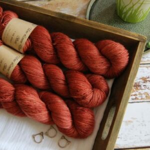 une-louve-dans-les-bois-1-merino-artisanal-teinte-main-single-tea-time une-louve-dans-les-bois-1-merino-artisanal-teinte-main-single-tea-time