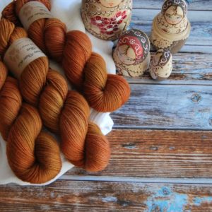 une-louve-dans-les-bois-1-merino-artisanal-teinte-main-twist-cassonade