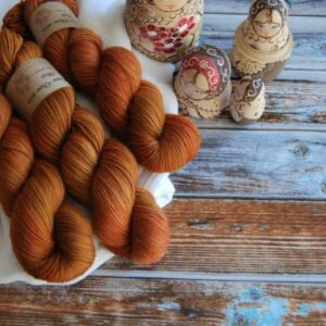 une-louve-dans-les-bois-1-merino-artisanal-teinte-main-twist-cassonade une-louve-dans-les-bois-1-merino-artisanal-teinte-main-twist-cassonade