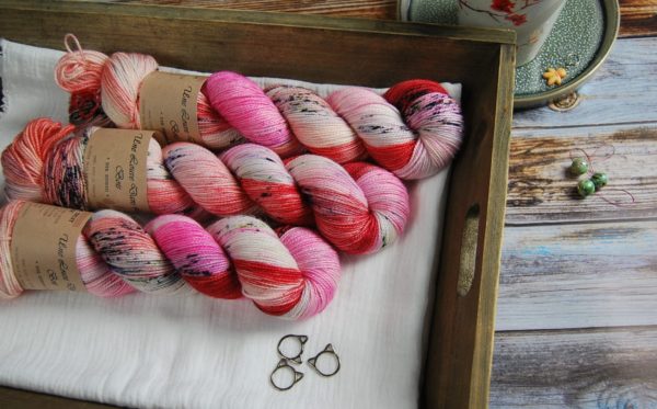 une-louve-dans-les-bois-1-merino-artisanal-teinte-main-twist-festival