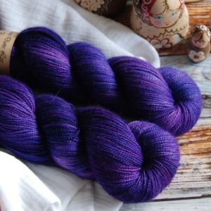 une-louve-dans-les-bois-1-merino-artisanal-teinte-main-twist-sock-1001-nuits