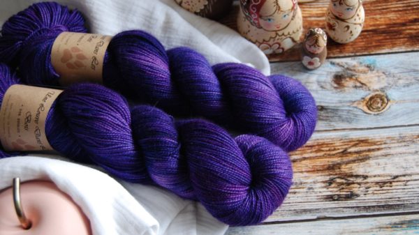 une-louve-dans-les-bois-1-merino-artisanal-teinte-main-twist-sock-1001-nuits