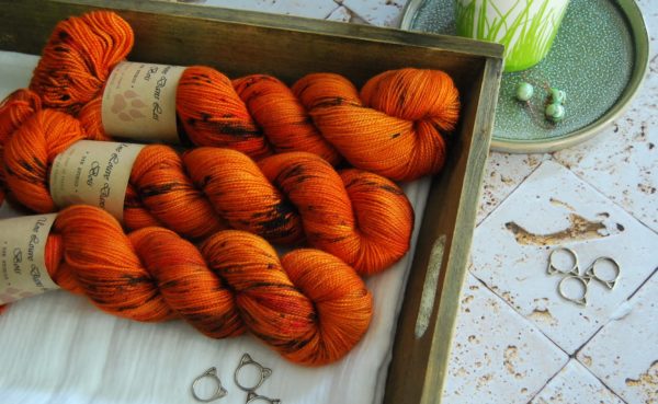 une-louve-dans-les-bois-1-merino-artisanal-teinte-main-twist-sock-au-coin-du-feu