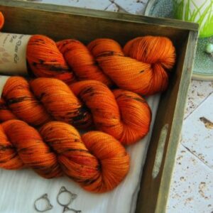 une-louve-dans-les-bois-1-merino-artisanal-teinte-main-twist-sock-au-coin-du-feu une-louve-dans-les-bois-1-merino-artisanal-teinte-main-twist-sock-au-coin-du-feu
