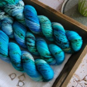 une-louve-dans-les-bois-1-merino-artisanal-teinte-main-twist-sock-aux_caraibes une-louve-dans-les-bois-1-merino-artisanal-teinte-main-twist-sock-aux_caraibes