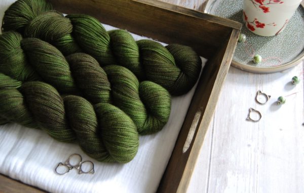 une-louve-dans-les-bois-1-merino-artisanal-teinte-main-twist-sock-broceliande