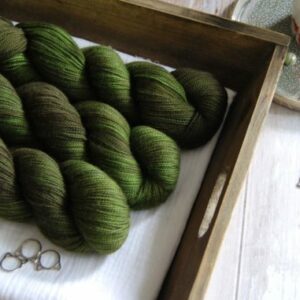 une-louve-dans-les-bois-1-merino-artisanal-teinte-main-twist-sock-broceliande une-louve-dans-les-bois-1-merino-artisanal-teinte-main-twist-sock-broceliande