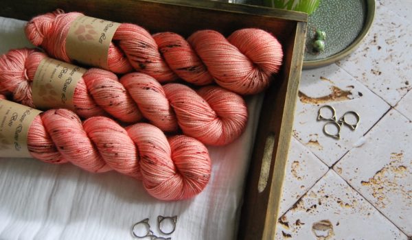 une-louve-dans-les-bois-1-merino-artisanal-teinte-main-twist-sock-caliente