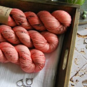 une-louve-dans-les-bois-1-merino-artisanal-teinte-main-twist-sock-caliente une-louve-dans-les-bois-1-merino-artisanal-teinte-main-twist-sock-caliente