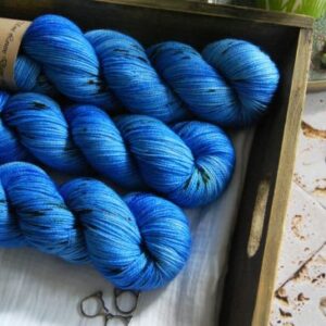 une-louve-dans-les-bois-1-merino-artisanal-teinte-main-twist-sock-cenotes une-louve-dans-les-bois-1-merino-artisanal-teinte-main-twist-sock-cenotes