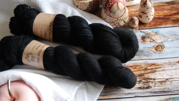 une-louve-dans-les-bois-1-merino-artisanal-teinte-main-twist-sock-clair-obscur