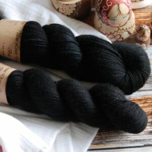 une-louve-dans-les-bois-1-merino-artisanal-teinte-main-twist-sock-clair-obscur une-louve-dans-les-bois-1-merino-artisanal-teinte-main-twist-sock-clair-obscur