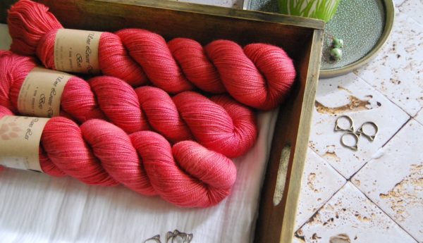 une-louve-dans-les-bois-1-merino-artisanal-teinte-main-twist-sock-coeur-de-cerise