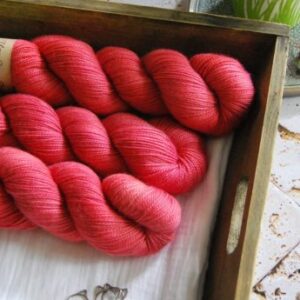 une-louve-dans-les-bois-1-merino-artisanal-teinte-main-twist-sock-coeur-de-cerise une-louve-dans-les-bois-1-merino-artisanal-teinte-main-twist-sock-coeur-de-cerise